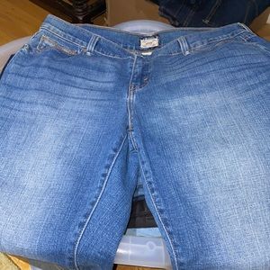 Women’s Levi Capri’s